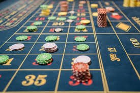 Antarmuka aplikasi mobile wslot188 menampilkan permainan slot dan live dealer